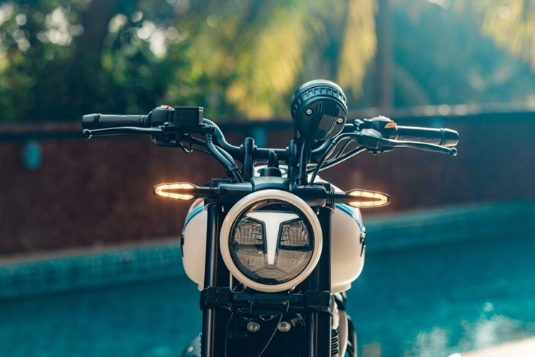 Trên bình xăng của TVS Ronin Agonda 2025 logo thương hiệu AGONDA và dòng chữ của tên xe được in lớn. Bình xăng còn được trang trí các sọc mảnh màu đỏ và xanh, chạy theo góc nghiêng dọc, tạo dáng vẻ năng động và khác biệt so với các phiên bản Ronin tiêu chuẩn.