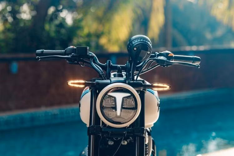 Trên bình xăng của TVS Ronin Agonda 2025 logo thương hiệu AGONDA và dòng chữ của tên xe được in lớn. Bình xăng còn được trang trí các sọc mảnh màu đỏ và xanh, chạy theo góc nghiêng dọc, tạo dáng vẻ năng động và khác biệt so với các phiên bản Ronin tiêu chuẩn.