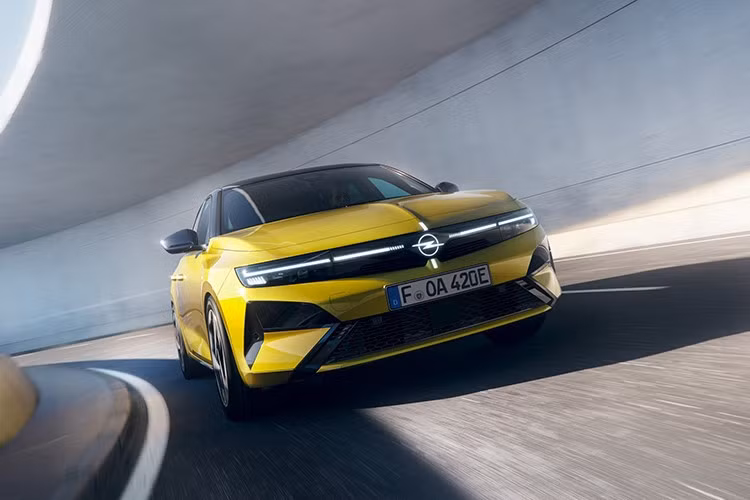 Opel Astra đời 2026 tuân thủ phong cách thiết kế mới nhất của Opel và kết hợp thiết kế Opel Vizor đã được các nhà sản xuất ôtô khác áp dụng gần đây (ngay cả Ferrari cũng có các biến thể của chủ đề này), nhưng được làm cho thời trang hơn với đèn LED chiếu sáng ban ngày được thiết kế thành một dải LED liền mạch với biểu tượng Opel Blitz phát sáng ở giữa.