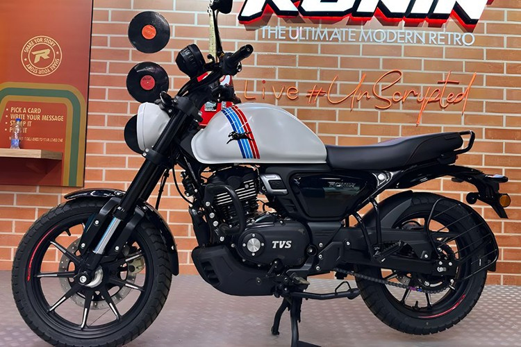 Kích thước TVS Ronin Agonda dài x rộng x cao lần lượt là 2040 x 805 x 1170mm, chiều cao yên 795mm, trọng lượng 159 – 160kg, ngang ngửa mẫu xe Yamaha XSR155 nhưng cao hơn một chút thích hợp cho các bạn trẻ thích tạo hình phóng khoáng.