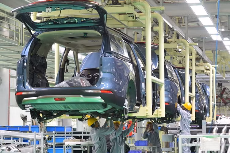 Cũng theo báo cáo của VAMA, ôtô lắp ráp trong nước đạt doanh số 18.370 chiếc trong tháng 11, tăng 7% so với tháng trước. Con số tương ứng của xe nhập khẩu nguyên chiếc là 20.968 chiếc, tăng 1%. Tuy thị trường ôtô Việt Nam tăng trưởng dương nhưng danh sách những mẫu xe bán chậm nhất trong tháng 11/2025 vừa qua vẫn không thay đổi quá nhiều, danh sách này không bao gồm những mẫu xe có doanh số bằng 0.