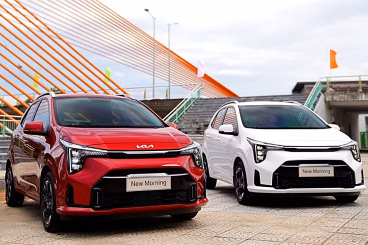 Kia Morning: 16 xe ﻿Đứng ở vị trí thứ hai là Kia Morning. Trong tháng vừa qua, mẫu xe hạng A này chỉ bán ra 16 chiếc, giảm 44,8%. Với kết quả này, Morning tiếp tục là mẫu xe hạng A ế nhất phân khúc. Vào hồi tháng 9/2025, Kia Morning tại Việt Nam đã được bổ sung phiên bản nâng cấp với thiết kế và trang bị cải tiến, nhưng vẫn chưa thể giúp mẫu xe nhà Kia cải thiện doanh số.