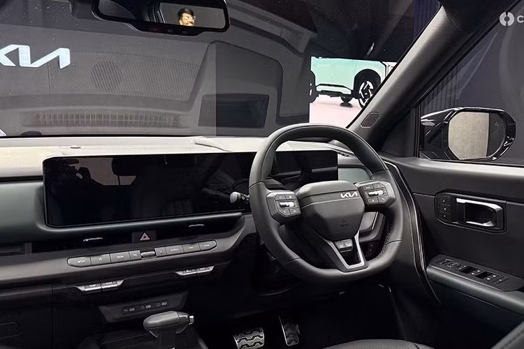 Vật liệu trong cabin được nâng cấp với các chi tiết mềm mại, họa tiết cao cấp và đường chỉ khâu tinh tế. Phiên bản GT-Line có nội thất hai tông màu, cụm điều hòa mới, bàn đạp kim loại, vô lăng vát đáy tích hợp nút bấm, cùng các hộc chứa đồ tiện lợi hơn.