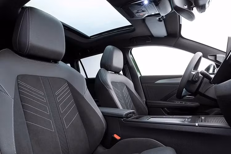 Mẫu xe điện Opel Astra L 2026 thế hệ mới nhỏ gọn này được trang bị bộ pin 58 kWh, và phạm vi hoạt động đã tăng lên 454 km sau mỗi lần sạc đầy, theo ước tính của tiêu chuẩn WLTP.