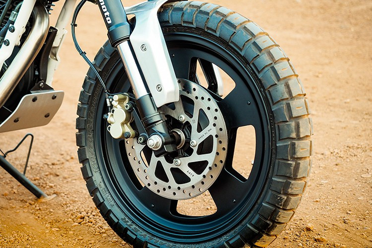 Xe sử dụng phuộc trước USD 41 mm, treo sau monoshock với 7 mức điều chỉnh. Xe dùng vành 17 inch trước–sau, đi kèm lốp không săm 110/70 trước và 130/70 sau. Phanh đĩa trước 300 mm và sau 240 mm, ABS hai kênh là trang bị tiêu chuẩn. Xe còn có tay côn, tay thắng điều chỉnh được và chế độ ABS Rain và Urban.