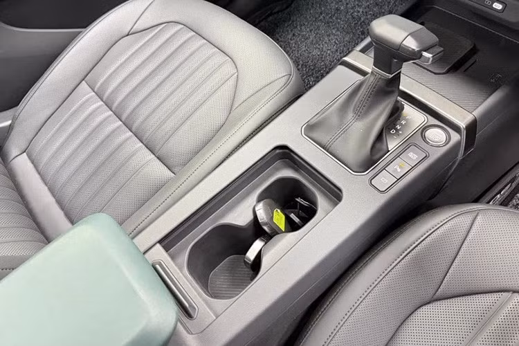 Các tùy chọn hộp số gồm số sàn, iMT, hộp số tự động vô cấp IVT hoặc hộp số tự động 6 cấp. Ở một số thị trường quốc tế, xe sẽ có thêm tùy chọn dẫn động 4 bánh và phiên bản hybrid 1.6L. Điểm nổi bật bên trong cabin còn bao gồm màn hình đôi dạng cong 30 inch, vô lăng lấy cảm hứng từ Kia EV6, và khoang nội thất hai tông màu đen – trắng.