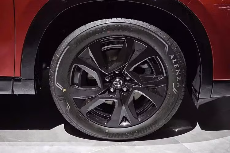 Hãng Mazda đã bổ sung một số chi tiết ngoại thất mới cho mẫu xe bán chạy của mình, bao gồm lưới tản nhiệt hình thất giác đi kèm khung viền đen nối liền với cụm đèn pha, dải đèn LED định vị ban ngày chia tầng, hốc bánh vuông vức hơn, nóc thẳng thớm hơn, mâm hợp kim 19 inch, cụm đèn hậu hình chữ L và cụm ống xả kép.