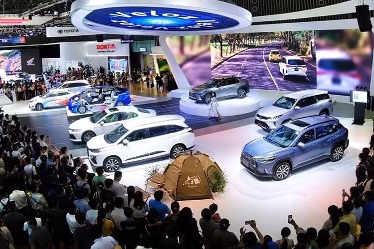 Theo công bố của Hiệp hội các nhà sản xuất ôtô Việt Nam (VAMA), trong tháng 11/2025, người tiêu dùng trong nước đã mua 39.338 chiếc ôtô, tăng trưởng 3,7%. Trong số này, có 28.557 xe du lịch, 10.273 xe thương mại và 488 xe chuyên dụng. So với tháng liền trước, doanh số xe du lịch tăng 5%; xe thương mại tăng 1%; và xe chuyên dụng giảm 3%.