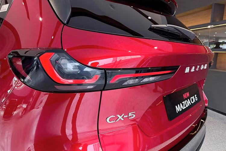 Như thông tin đã đưa, mẫu xe SUV Mazda CX-5 2026 mới có kích thước dài x rộng x cao lần lượt 4.690 x 1.860 x 1.695 mm và chiều dài cơ sở đạt 2.775 mm. So với thế hệ cũ, xe dài hơn 115 mm, rộng hơn 15 mm, cao hơn 15 mm trong khi chiều dài cơ sở tăng 75 mm.
