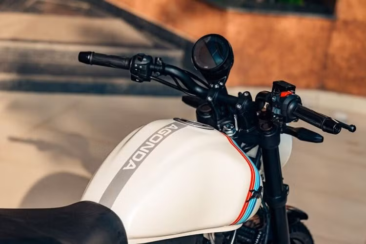 TVS Ronin Agonda có đồng hồ kỹ thuật số dạng tròn, đặt lệch về phía trái. Các tính năng công nghệ bao gồm Glide Through Technology (GTT) giúp đi chậm trong giao thông dễ dàng, ISG, kết nối Bluetooth, hỗ trợ giọng nói cho cuộc gọi, SMS và dẫn đường.