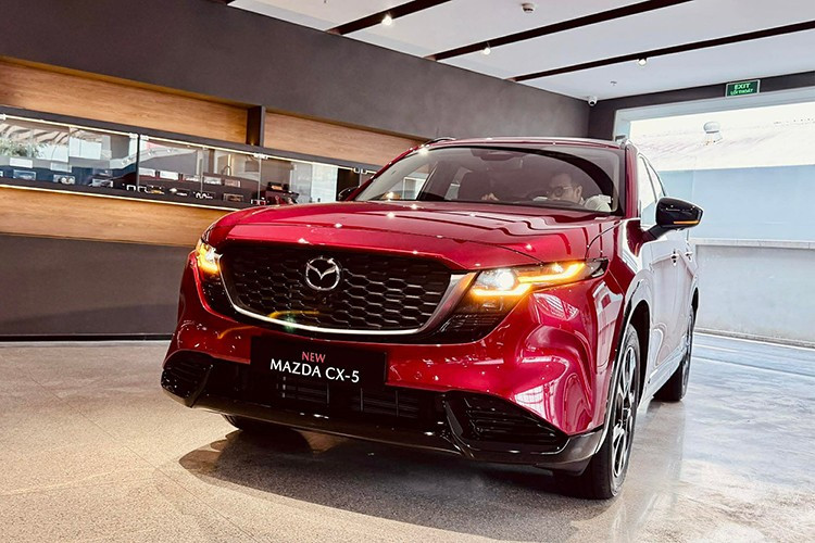 Tại sự kiện khai trương showroom Mazda Flagship đầu tiên tại Việt Nam, nhà phân phối THACO đã mang mẫu xe CX-5 thế hệ mới đến trưng bày và giới thiệu với người tiêu dùng trong nước. Đây là 1 trong 4 mẫu xe mà THACO mang đến sự kiện này, bên cạnh CX-60, CX-90 và MX-5.