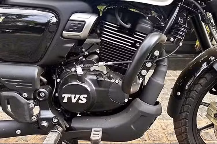 Ngoài sự khác biệt về thiết kế, không có thay đổi cơ học nào trên Ronin Agonda. Xe được trang bị động cơ 225,9 cc, xy-lanh đơn, 4 kỳ, 4 van, SOHC, sản sinh 20,4 PS và mô-men xoắn 19,93 Nm, kết hợp hộp số 5 cấp. Ly hợp Assist &amp; Slipper giúp vận hành mượt mà.