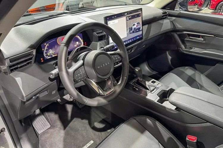 Hộp số là loại Skyactiv-Drive tự động 6 cấp như trước. Động cơ tạo ra công suất tối đa 141 mã lực và mô-men xoắn cực đại 238 Nm. Xe tiếp tục có phiên bản dẫn động cầu trước FWD và dẫn động 4 bánh AWD như trước.