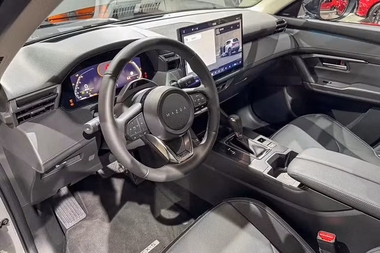 Hộp số là loại Skyactiv-Drive tự động 6 cấp như trước. Động cơ tạo ra công suất tối đa 141 mã lực và mô-men xoắn cực đại 238 Nm. Xe tiếp tục có phiên bản dẫn động cầu trước FWD và dẫn động 4 bánh AWD như trước.