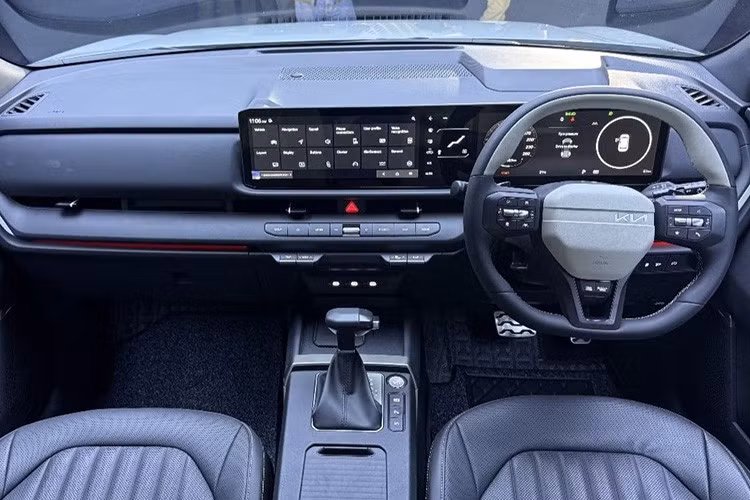 Khoang nội thất cũng được cải tiến mạnh mẽ với phong cách tối giản và cao cấp hơn. Bảng điều khiển cũ được thay thế bằng màn hình cong dạng đơn, tích hợp đồng hồ kỹ thuật số và hệ thống giải trí trong một mặt kính liền mạch.