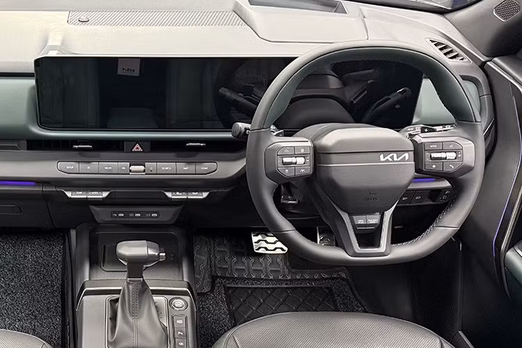 Xe hỗ trợ sạc không dây, cổng USB-C cho cả hai hàng ghế, dàn âm thanh 8 loa Bose, điều hòa tự động hai vùng, ghế lái chỉnh điện 10 hướng có nhớ vị trí, ghế trước thông gió, rèm che nắng hàng ghế sau, và hệ thống đèn viền nội thất 64 màu.