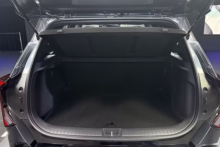 Ghế sau có ba tựa đầu chỉnh được, lưng ghế ngả và tỉ lệ gập 60:40. Xe cũng trang bị camera 360 độ và gói an toàn cao cấp với 24 tính năng tiêu chuẩn, bao gồm 6 túi khí, cân bằng điện tử ESP, kiểm soát lực kéo TCS và hệ thống hỗ trợ người lái ADAS cấp độ 2.