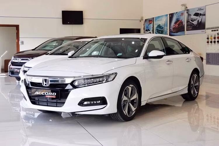 Honda Accord: 8 xe ﻿Mẫu xe "ế" nhất thị trường Việt Nam trong tháng 11/2025 vừa qua tiếp tục là Honda Accord. Mẫu xe này bán ra 8 chiếc, tăng trưởng 60%. Có thể nói, Accord là gương mặt kỳ cựu trong top ôtô bán kém nhất thị trường Việt Nam. Nguyên nhân là bởi mẫu xe này sở hữu giá bán cao, khởi điểm từ 1,319 tỷ đồng, và chỉ có 1 phiên bản, mang đến ít sự lựa chọn cho người mua. Bên cạnh đó, xe còn không thay đổi thiết kế và trang bị trong vài năm trở lại đây nên càng giảm sức hút.