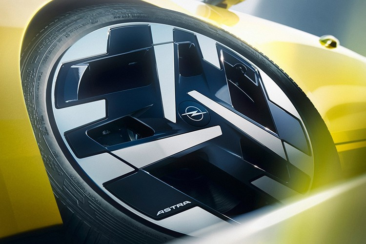 Opel tiếp tục nâng cấp Astra và Astra Electric với toàn bộ chất liệu vải nội thất được làm từ 100% vật liệu tái chế, mâm hợp kim 17 và 18 inch mới, màu sơn kim loại tươi mới Kontur White và Klover Green kết hợp với tùy chọn mái xe màu đen, cũng như ghế ngồi thông minh Intelli-Seats tiêu chuẩn ngay cả trên phiên bản cơ bản.