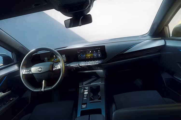 Khoang lái và giao diện người dùng của hệ thống thông tin giải trí đa phương tiện và những thứ tương tự đã được làm cho rõ ràng và trực quan hơn, dù điều đó có nghĩa là gì đi nữa, và Opel cũng rất muốn nhấn mạnh thể tích khoang hành lý tối đa của Astra Sports Tourer là 1.634 lít hoặc 57,7 feet khối.