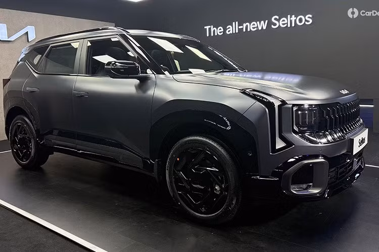 Dây chuyền sản xuất Seltos thế hệ thứ hai sẽ khởi động vào cuối năm nay, trước khi xe chính thức bán ra tại Ấn Độ. Sau đó, Kia sẽ triển khai lần lượt tại Hàn Quốc, Bắc Mỹ, châu Âu và Trung Quốc trong suốt năm 2026. Phiên bản tại Mỹ dự kiến được phân phối dưới tên gọi Seltos 2027.