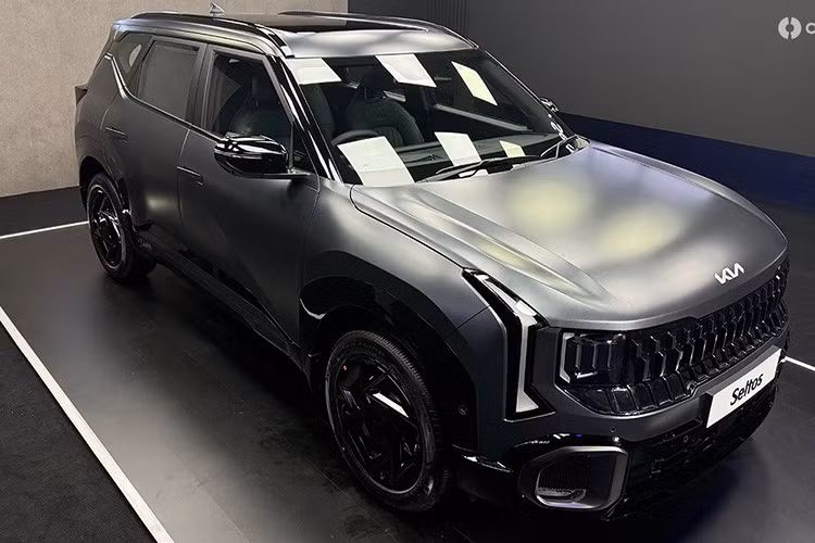 So với thế hệ trước, Kia Seltos 2027 mới được gia tăng đáng kể về kích thước với chiều dài tăng thêm 95 mm, rộng hơn 20 mm, cao hơn 15 mm và trục cơ sở kéo dài thêm 80 mm. Nhờ sử dụng nền tảng toàn cầu K3 hoàn toàn mới, dung tích khoang hành lý cũng tăng thêm 14 lít. Đi cùng với đó là ngôn ngữ thiết kế mới ấn tượng hơn.