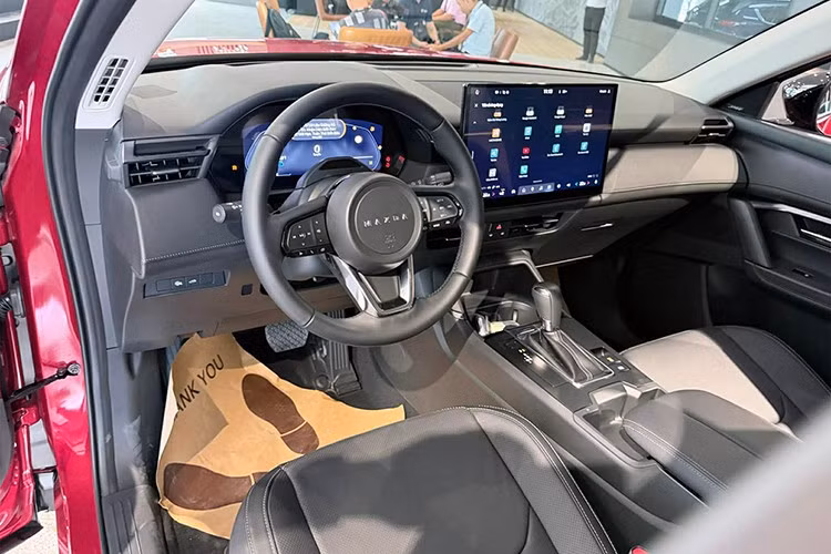 Bên trong Mazda CX-5 mới là không gian nội thất tạo cảm giác cao cấp. Tại đây, xe được trang bị màn hình cảm ứng trung tâm có kích thước 12,9 inch hoặc 15,6 inch đặt nổi trên mặt táp-lô. Nhiều chức năng của xe, bao gồm cả hệ thống điều hòa, được tích hợp trong màn hình để giảm bớt số lượng nút bấm vật lý.