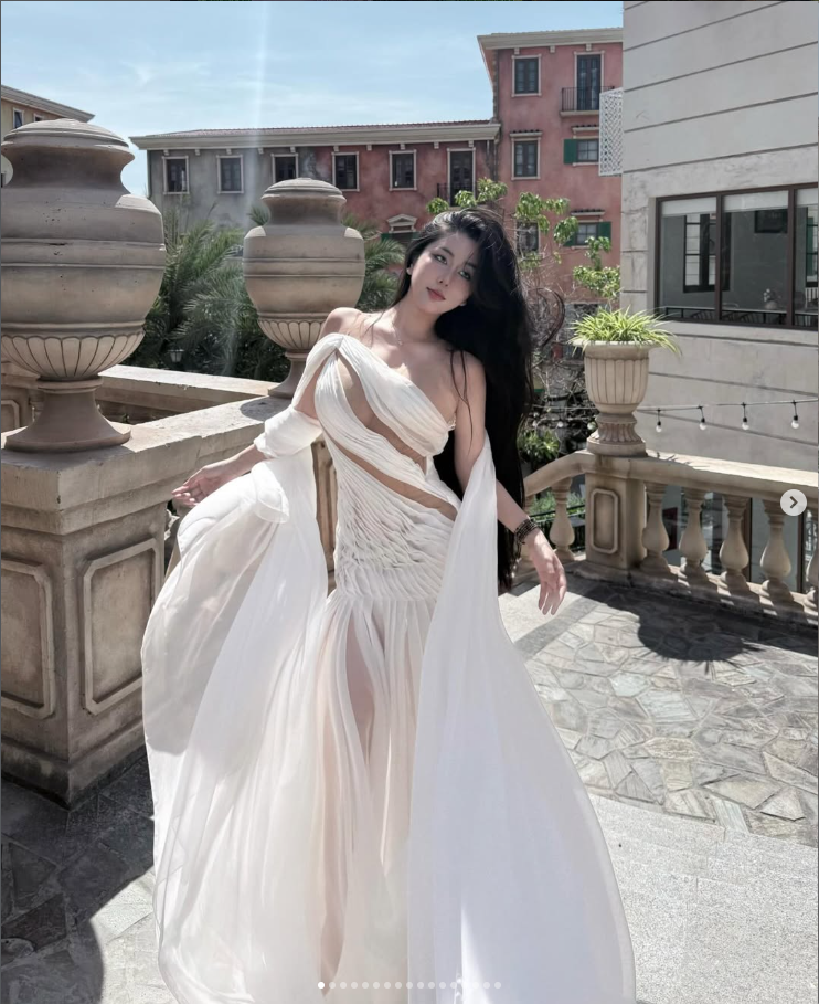 Không chỉ gây ấn tượng bởi ngoại hình, Võ Ngọc Trân còn có nền tảng học vấn đáng chú ý. Cô tốt nghiệp Đại học Ngoại ngữ – Tin học TP.HCM (HUFLIT), từng đạt giải Nhì học sinh giỏi môn Văn cấp thành phố. Hình ảnh một hot girl học giỏi giúp cô nhận được nhiều thiện cảm từ công chúng.