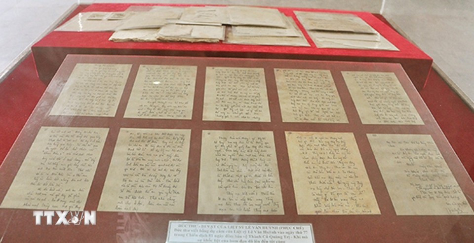 Bức thư của liệt sỹ Lê Văn Huỳnh được trưng bày tại Bảo tàng Thành cổ Quảng Trị. (Ảnh: Nguyên Linh/TTXVN)