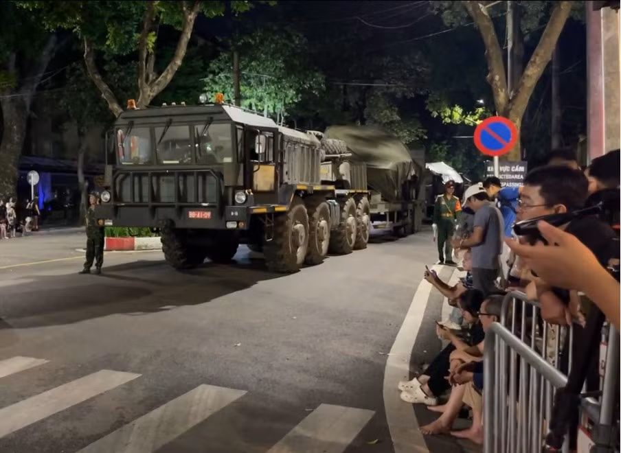 Những chiếc xe tăng, xe bọc thép, pháo tự hành... nối đuôi nhau di chuyển chậm rãi trên đường phố về đêm.