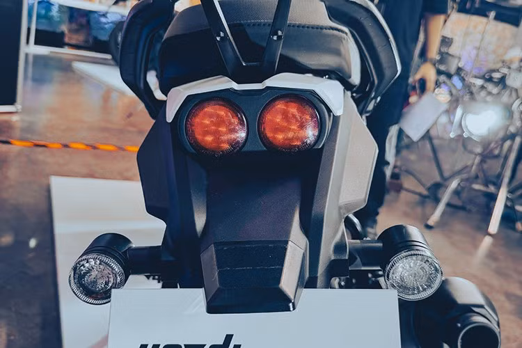 Phần đèn hậu cũng được trang bị đèn LED đôi để đồng bộ với thiết kế đèn pha mới. Xe còn có giá để đồ phía sau và kính chắn gió có thể điều chỉnh được, mang lại sự tiện dụng hơn cho người lái.