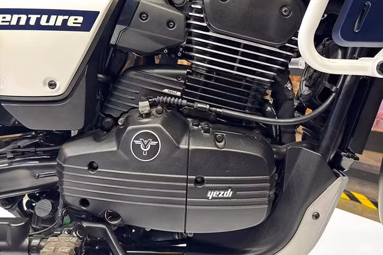 Về sức mạnh, Yezdi Adventure tiếp tục sử dụng động cơ xi-lanh đơn làm mát bằng chất lỏng, dung tích 334cc, DOHC, tạo ra công suất 29,6 mã lực và mô-men xoắn 29,56 Nm.