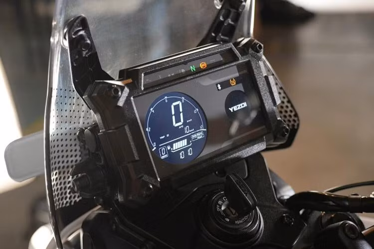 Bên cạnh đó, phần chắn gió phía trước được thiết kế cao hơn với điểm nhấn viền màu tương phản ở đầu, cùng với các chi tiết chắn bùn trước và sau được cập nhật mới.