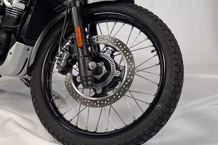 Xe còn được trang bị hệ thống kiểm soát lực kéo cùng 3 chế độ phanh ABS cho các điều kiện đường khác nhau gồm đường trường, đường mưa và địa hình off-road. Các chi tiết khác như khung xe dạng cradle đôi.