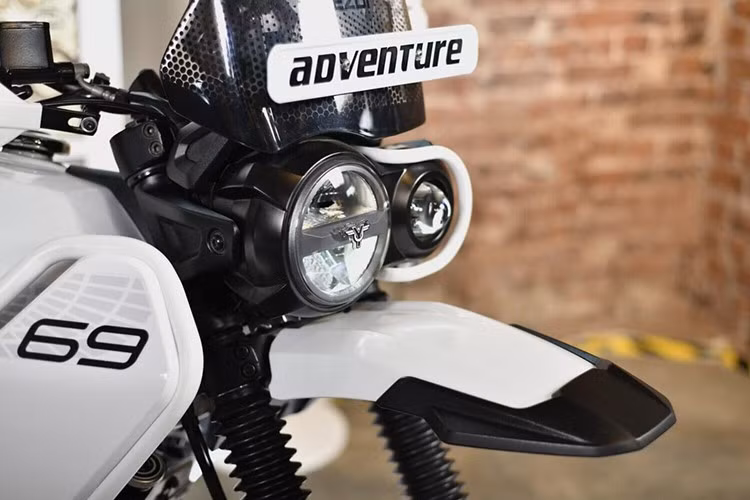 Điểm nhấn nổi bật nhất của Yezdi Adventure 2025 là cụm đèn pha LED đôi độc đáo, thiết kế lần đầu tiên có mặt trong phân khúc này. Cụm đèn bao gồm một đèn projector LED bên trái và một đèn LED phản xạ hai buồng bên phải, giúp mở rộng tầm chiếu sáng và tạo nên vẻ ngoài khác biệt, ấn tượng cho chiếc xe.