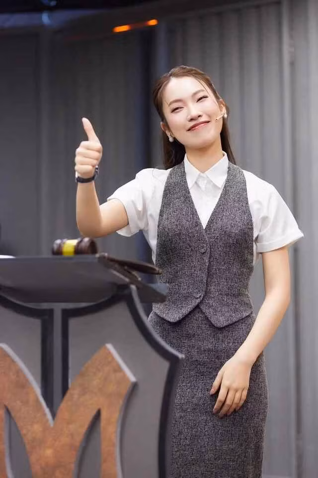 Tuy nhiên, gợi cảm của Khánh Vy không phải táo bạo, mà là sự gợi cảm đến từ: Tự tin về hình thể, hiểu rõ phong cách bản thân, biết điểm nhấn – biết tiết chế