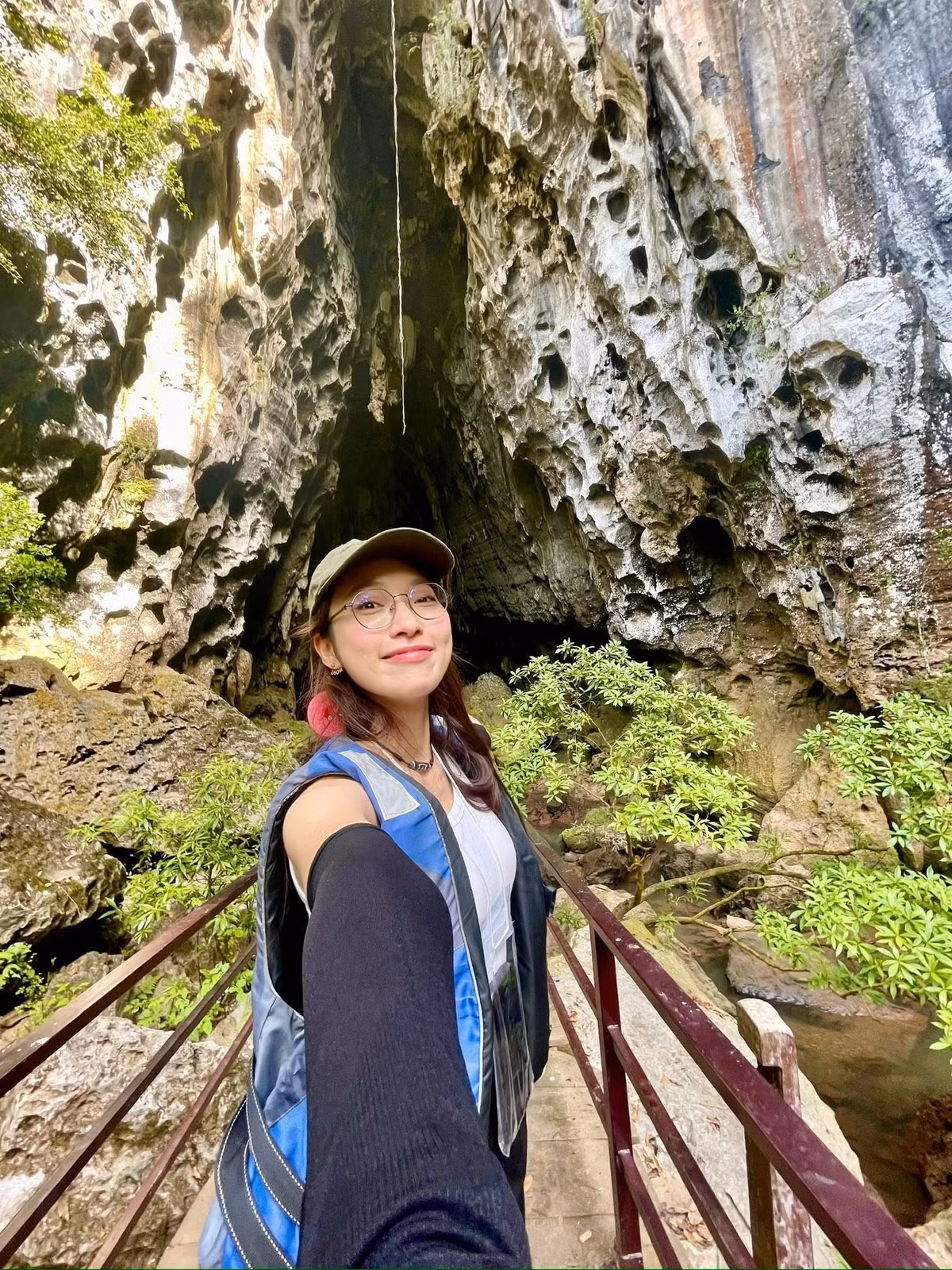 Không chỉ dừng lại ở những bộ đồ năng động, Khánh Vy gần đây còn thể hiện sự dạn dĩ hơn trong việc lựa chọn trang phục: "Khánh Vy đang ngày càng nhận được sự yêu mến của khán giả, cả ở những sản phẩm lẫn phong cách thời trang của cô."