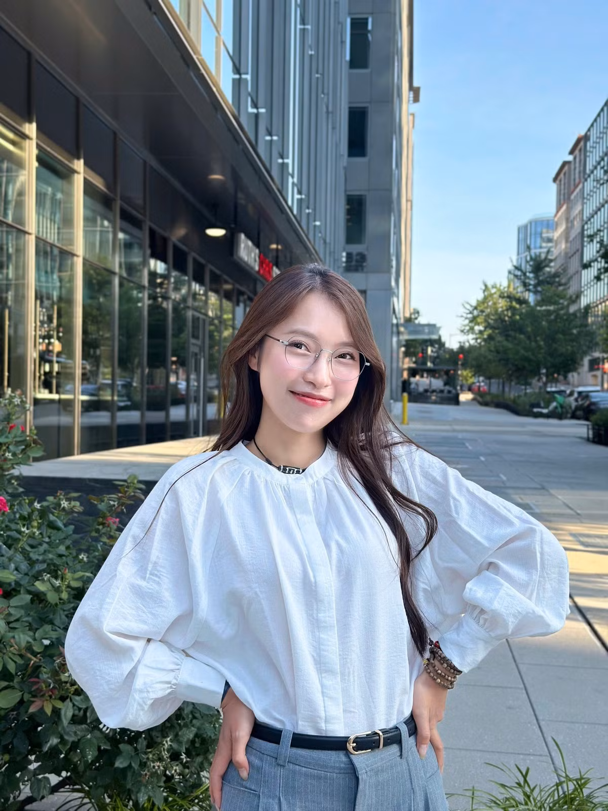 Nổi tiếng là "con nhà người ta" với tài năng dẫn chương trình duyên dáng và trình độ ngoại ngữ đỉnh cao, nhưng dạo gần đây, MC Khánh Vy (Trần Khánh Vy) còn khiến dân mạng phải "thả tim" mỏi tay bởi nhan sắc ngày càng nhuận sắc và tươi trẻ.