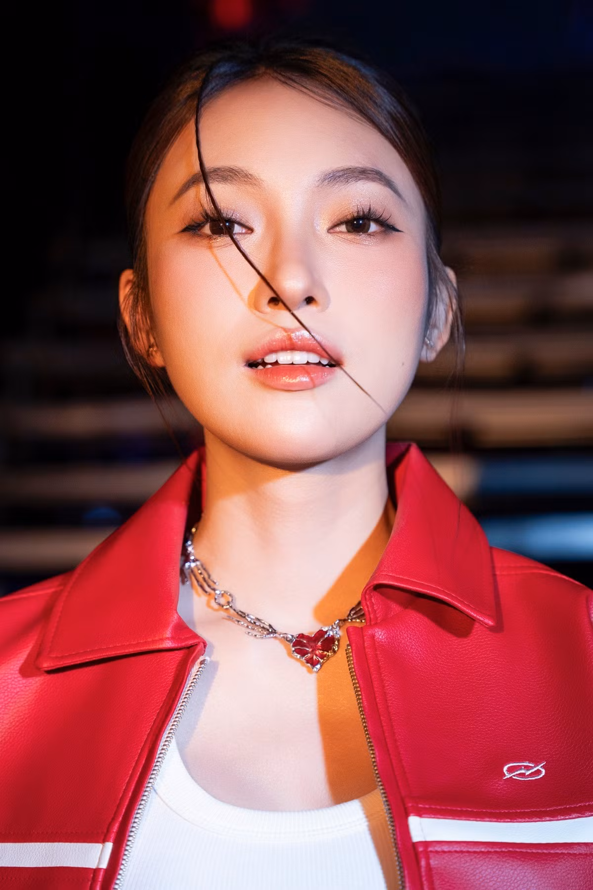 Phong cách dạo phố của Khánh Vy là sự pha trộn khéo léo giữa nét năng động, cá tính và chút gợi cảm tinh tế, đúng chuẩn tinh thần của một cô gái trẻ trung, hiện đại và tràn đầy năng lượng.