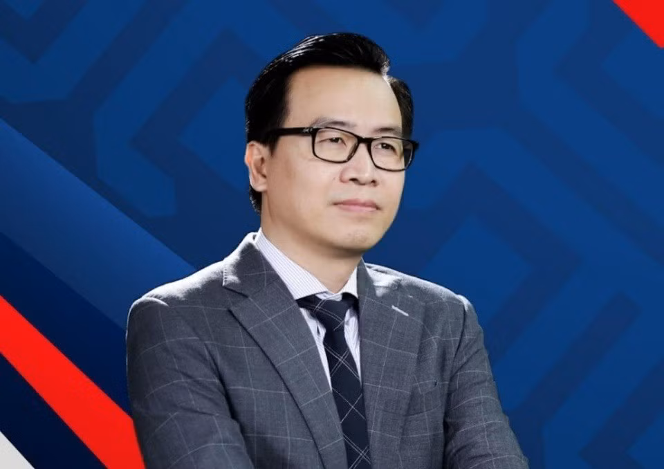 Bình luận viên (BLV) Tạ Biên Cương là gương mặt quen thuộc gắn liền với nhiều giải đấu bóng đá lớn, được người hâm mộ nhớ đến với phong cách bình luận giàu cảm xúc, đôi khi gây tranh luận với loạt phát ngôn bất hủ nhưng luôn tạo dấu ấn riêng.