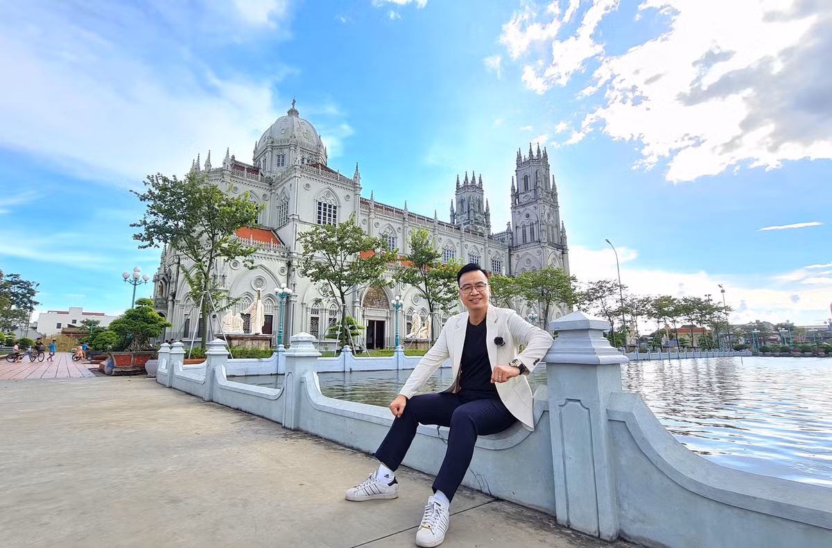 Tạ Biên Cương (SN 1982) là người gốc Hà Nam nhưng đã chuyển lên Hà Nội sinh sống, học tập và làm việc từ khá sớm bởi bố anh là giảng viên ĐH Bách khoa.