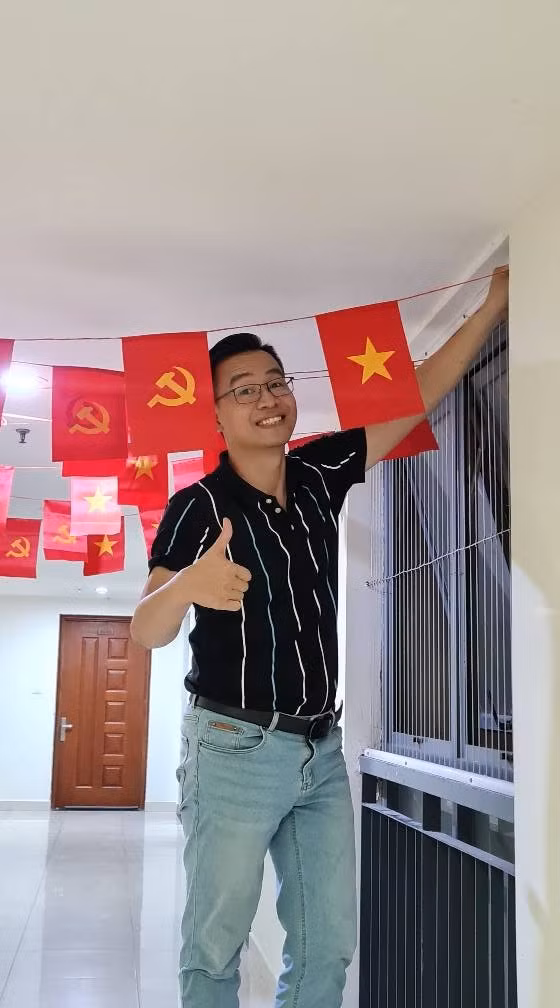 Về đời tư, BLV Tạ Biên Cương cũng cực kín tiếng. Người ta chỉ biết rằng anh đang có mái ấm nhỏ hạnh phúc với vợ và 2 con mà không có thêm hình ảnh hay chia sẻ nào khác đến.