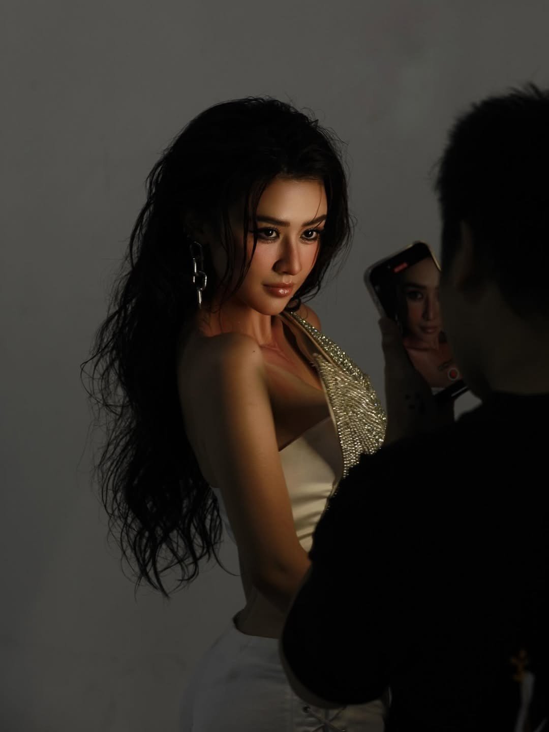 Không chỉ vậy, Quyên Qui còn xuất hiện trong nhiều dự án sân khấu kịch, thể hiện sự nghiêm túc khi theo đuổi nghề diễn.