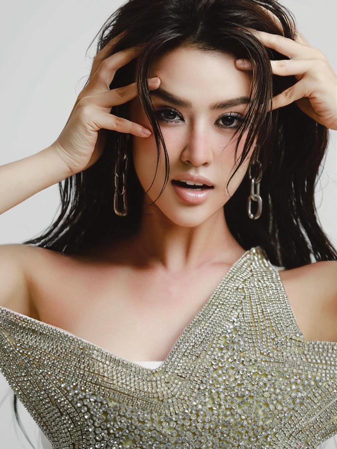 Quyên Qui gây chú ý khi tham gia các phim: “Mai” – tham gia với vai khách mời nhưng gây ấn tượng bởi ngoại hình nổi bật. “Xóm Trọ” – web-drama giúp cô tiếp cận nhiều khán giả hơn. “Quý Cô Thừa Kế 2” – đảm nhận vai Kim, đánh dấu bước tiến quan trọng trong sự nghiệp diễn xuất.