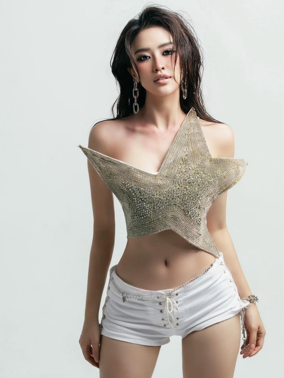 Vốn nổi tiếng với nét đẹp sắc sảo và thần thái cuốn hút, mỹ nhân sinh năm 1998 tiếp tục khiến người hâm mộ không thể rời mắt trước phong cách thời trang táo bạo, gợi cảm nhưng không kém phần sang trọng.