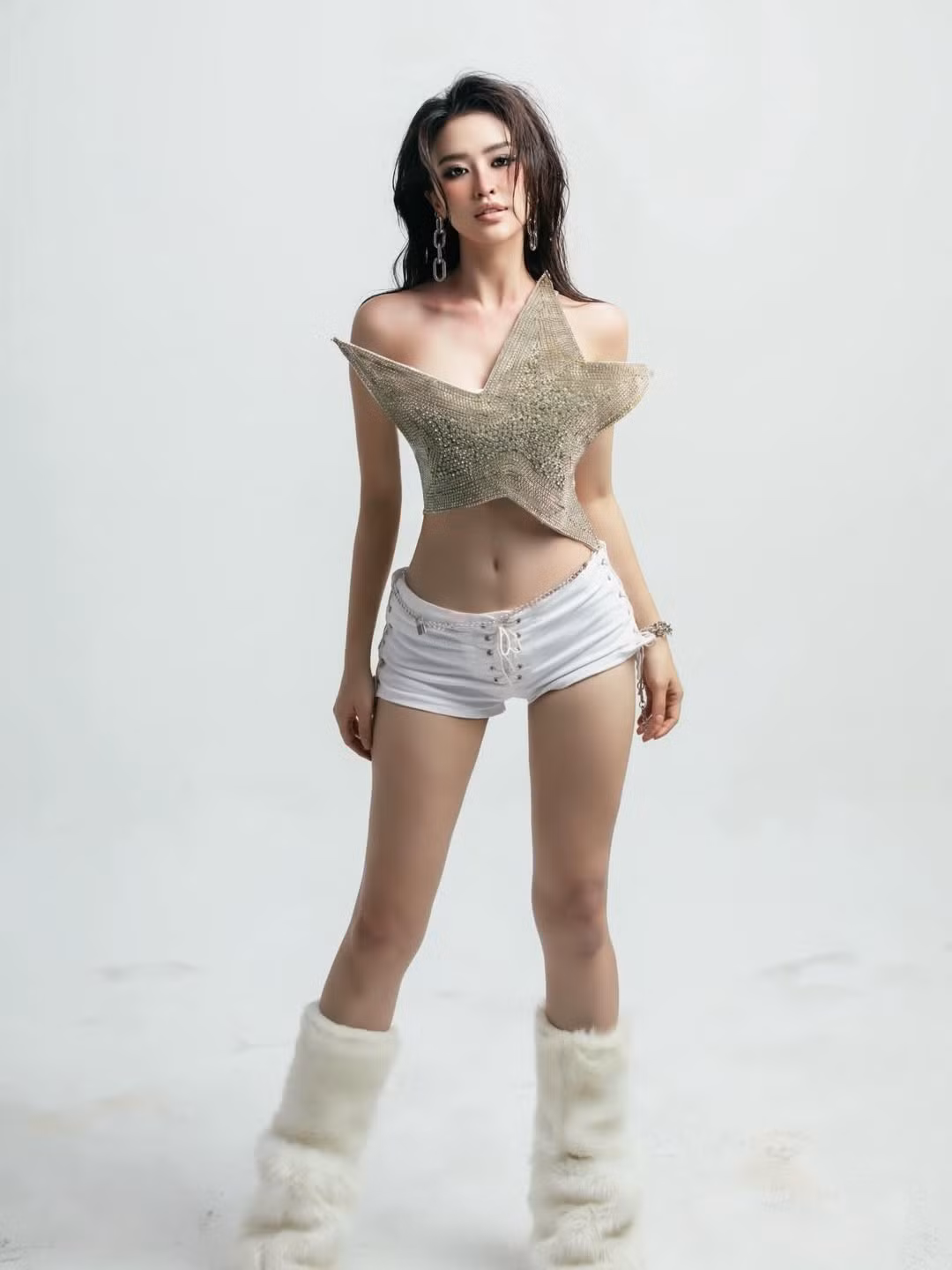 Nguyễn Lê Diệp Quyên – hay còn được cộng đồng mạng biết đến với cái tên Quyên Qui – mới đây gây “bão” mạng xã hội khi tung ra bộ ảnh lookbook đầy ấn tượng.