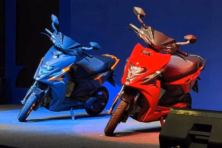 Khối động cơ này giúp xe máy điện Simple One Gen 2 có thể tăng tốc từ 0 - 40 km/h chỉ trong 2,55 giây. Tốc độ tối đa xe có thể đạt được lên tới 115 km/h. Xe có hai phiên bản pin để khách hàng lựa chọn gồm bản pin 5 kWh với quãng đường vận hành lên tới 265 km/lần sạc.