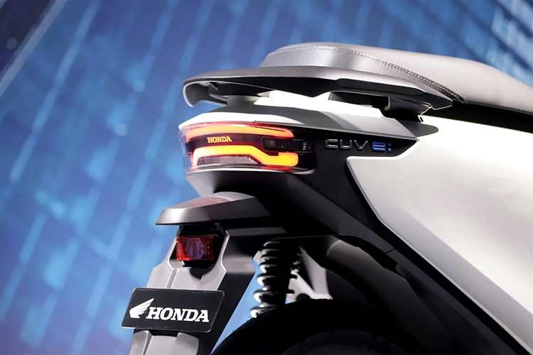 Honda CUV e: sở hữu cụm đèn LED kích thước lớn, cho khả năng chiếu sáng bao quát và rõ nét hơn trong nhiều điều kiện vận hành. Không chỉ hỗ trợ tầm nhìn hiệu quả, hệ thống đèn còn góp phần nâng cao độ an toàn và tạo điểm nhấn hiện đại cho tổng thể xe.