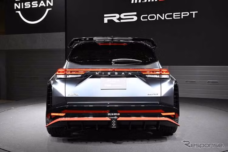 Xe được khoác lên mình lớp sơn mờ Nismo Stealth Gray, và sử dụng bộ mâm Nismo LM GT4 18 inch đi kèm lốp Michelin Pilot Sport 4, chiếc hatchback hiệu năng cao với trái tim của một chiếc SUV mạnh mẽ hiện chỉ là mẫu trưng bày tại triển lãm ôtô Tokyo.