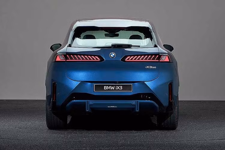 BMW iX3 thế hệ mới vì thế không chỉ là một mẫu SUV điện, mà là tuyên ngôn cho giai đoạn chuyển mình quan trọng nhất của BMW trong nhiều thập kỷ.BMW iX3 tại CES 2026 cho thấy ranh giới giữa “xe hơi” và “thiết bị công nghệ” đang ngày càng mờ đi.